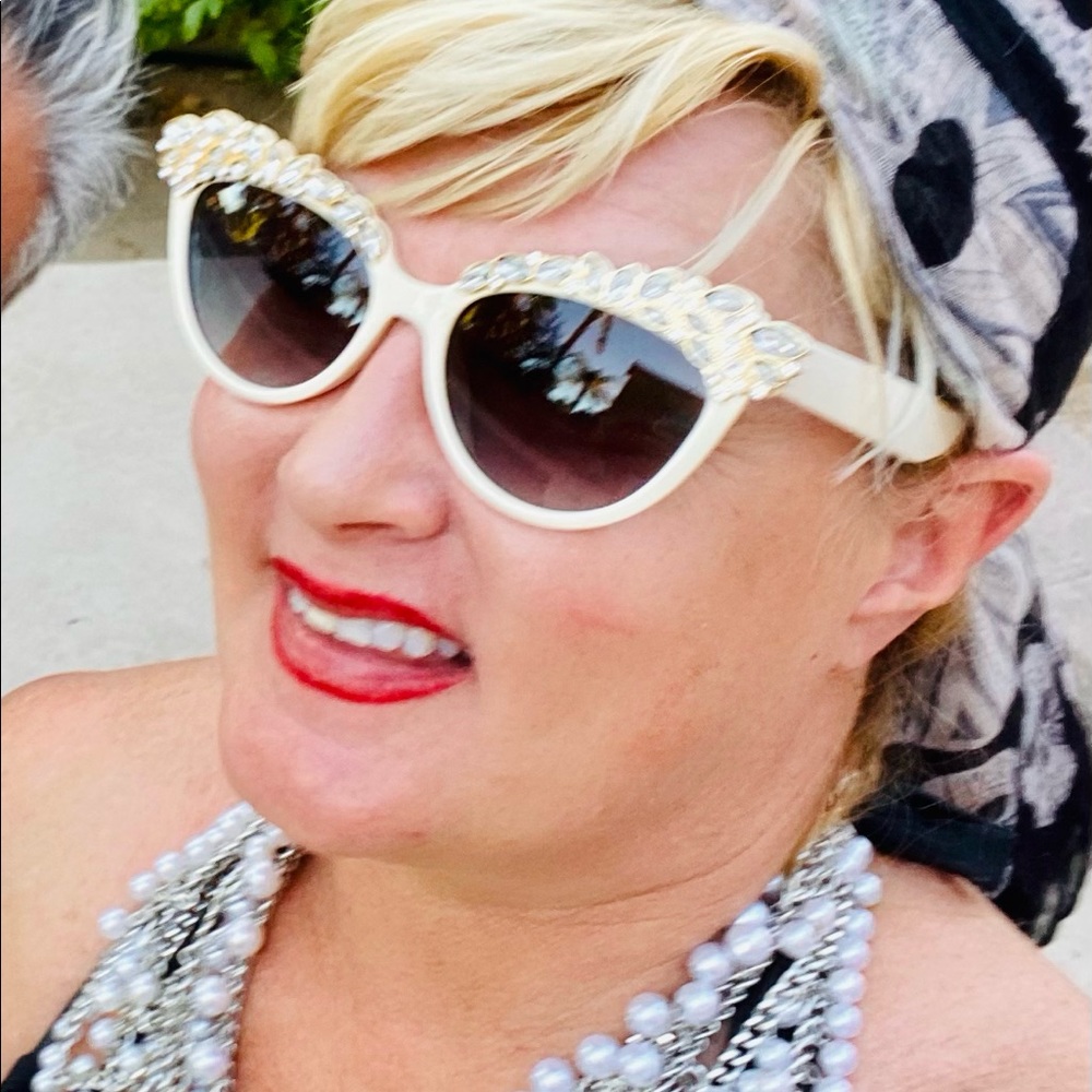 Meet your Posher, Elaine